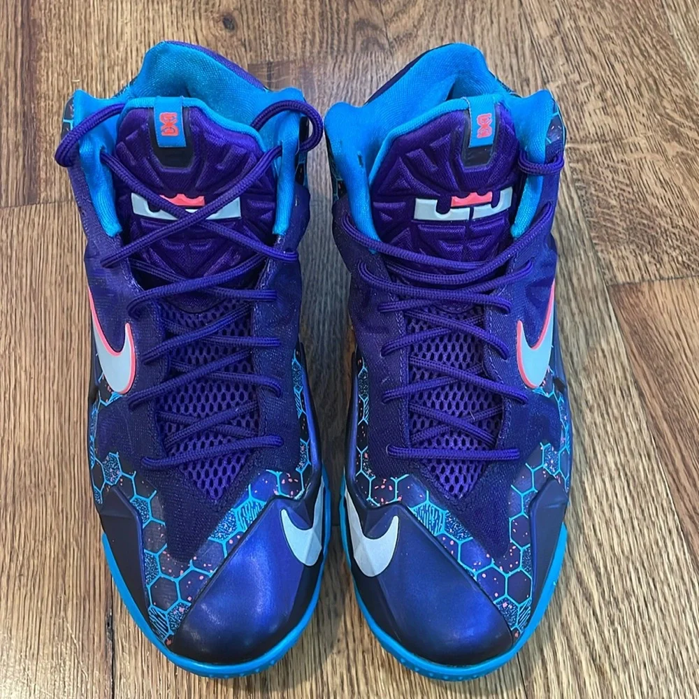 Boy’s Nike LeBron XI Summit Lake Hornets Sneakers. Size 6Y. Excellent/Like New.